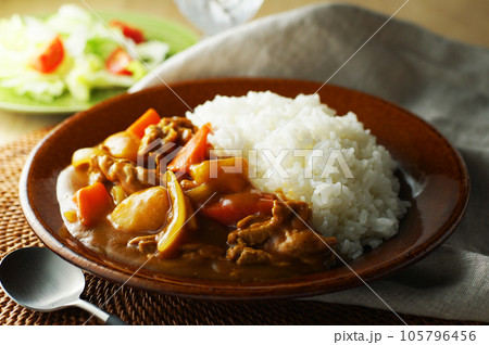 ポークカレーと野菜サラダ 105796456