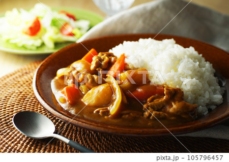 ポークカレーと野菜サラダ ポークカレーと野菜サラダ 105796457