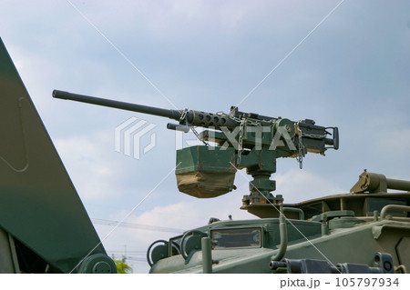 陸上自衛隊の装甲車に搭載された重機関銃 105797934