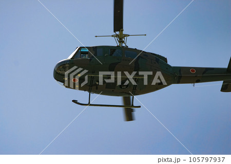 飛行する陸上自衛隊のヘリコプター UH-1H 飛行する陸上自衛隊のヘリコプター UH-1H 105797937