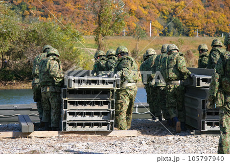 渡河訓練中の陸上自衛隊 渡河訓練中の陸上自衛隊 105797940