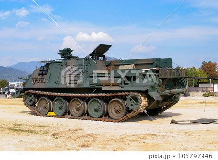 停車中の陸上自衛隊の戦車回収車 105797946