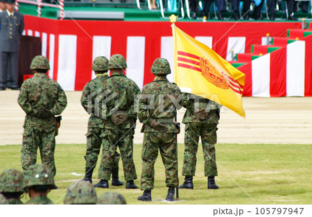 整列する陸上自衛隊の隊員 105797947