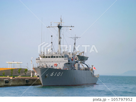 停泊中の海上自衛隊 試験艦くりはま 105797952