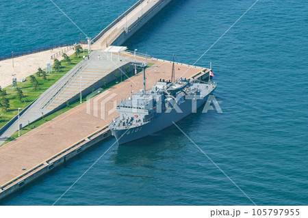 停泊中の海上自衛隊 試験艦くりはま 105797955