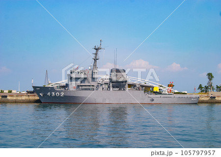 停泊中の海上自衛隊 多用途支援艦すおう 105797957