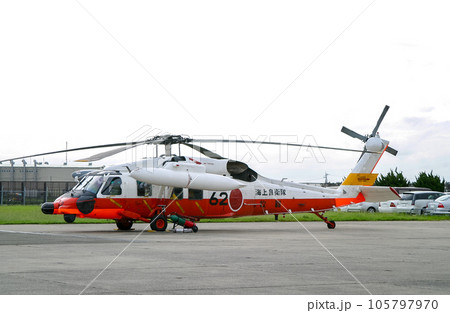 駐機する海上自衛隊の救難ヘリコプター UH-60J 駐機する海上自衛隊の救難ヘリコプター UH-60J 105797970