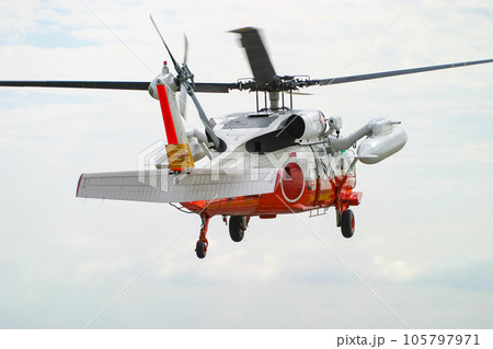 離陸するする海上自衛隊の救難ヘリコプター UH-60J 離陸するする海上自衛隊の救難ヘリコプター UH-60J 105797971