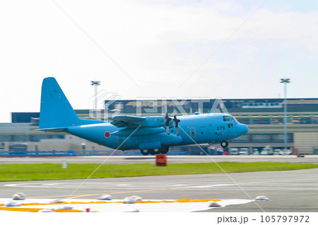 離陸する航空自衛隊の輸送機 C-130H 105797972