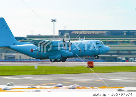離陸する航空自衛隊の輸送機 C-130H 105797974