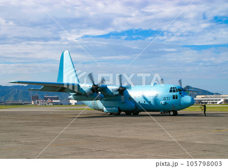 離陸準備中の航空自衛隊の輸送機 C-130H 105798003