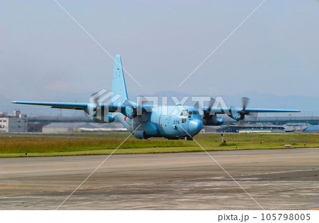 離陸準備中の航空自衛隊の輸送機 C-130H 105798005