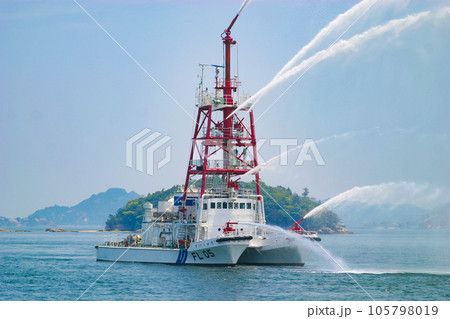 放水する海上保安庁の消防船 すいりゅう 105798019