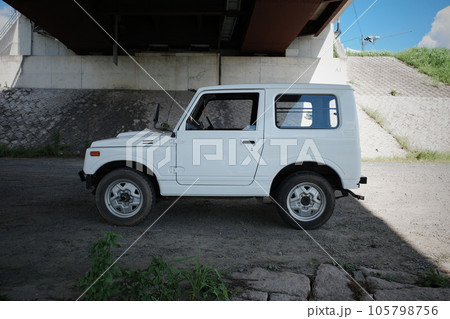 河川敷に停められた車 河川敷に停められた車 105798756