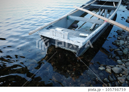 長年使用された手漕ぎボート 105798759