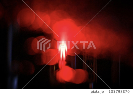 雨上がりの水溜まりに映る赤信号のマーク 雨上がりの水溜まりに映る赤信号のマーク 105798870