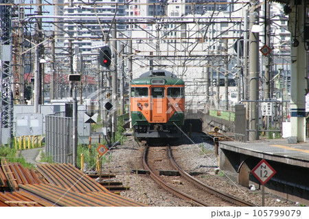113系湘南色の国府津から幕張への回送（東京経由、品川駅横須賀線ホームにて）⑤ 105799079