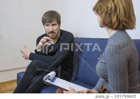 A man talks about his problems to a psychologist. Psychological treatment 105799605