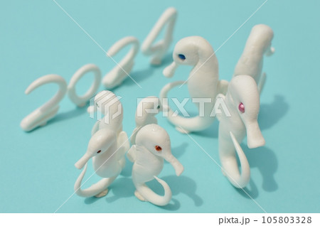 紙粘土のタツノオトシゴの年賀素材　　 　　　 105803328