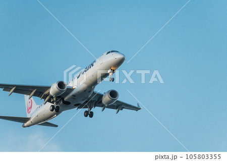 【夕暮れの城南島海浜公園上空から着陸態勢のJAL機】 【夕暮れの城南島海浜公園上空から着陸態勢のJAL機】 105803355