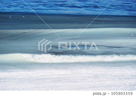 シャーベット状に凍るオホーツク海　北海道 105803359