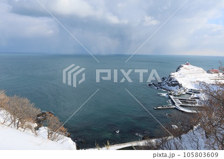 日和山燈台(祝津パノラマ展望台から望む) 日和山燈台(祝津パノラマ展望台から望む) 105803609