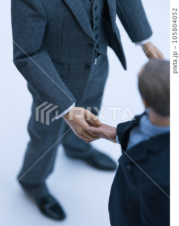 握手するビジネスマンフィギュア 105804052