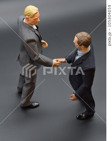 握手するビジネスマンフィギュア 105804059