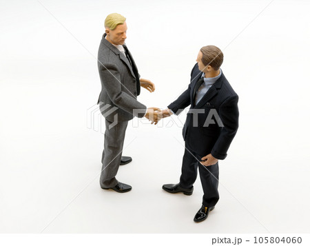 握手するビジネスマンフィギュア 握手するビジネスマンフィギュア 105804060