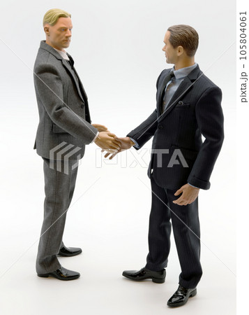 握手するビジネスマンフィギュア 握手するビジネスマンフィギュア 105804061