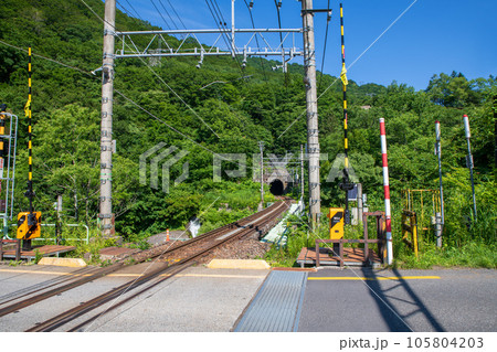 土合踏切　上越線　真夏の風景　みなかみ町　　 105804203