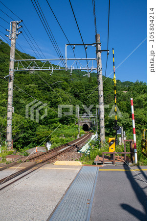 土合踏切 上越線 真夏の風景 みなかみ町 土合踏切 上越線 真夏の風景 みなかみ町 105804214