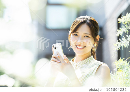 スマートフォンを持つ若い女性 105804222