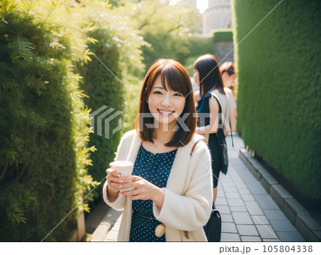 観光ショッピングを楽しむ若い笑顔の女性 観光ショッピングを楽しむ若い笑顔の女性 105804338