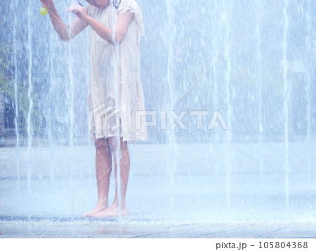 噴水で水遊びをする女の子 噴水で水遊びをする女の子 105804368