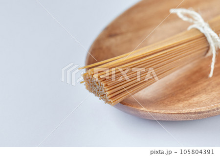 木の皿にのった全粒粉パスタ 木の皿にのった全粒粉パスタ 105804391