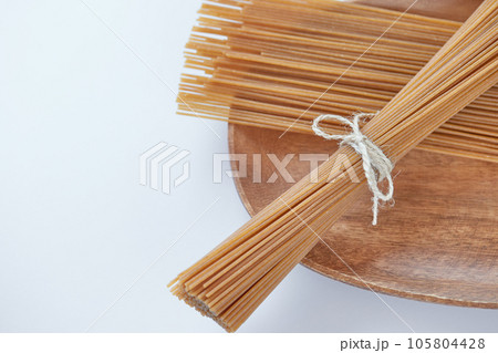 束ねた全粒粉パスタ/スパゲッティ(白背景) 束ねた全粒粉パスタ/スパゲッティ(白背景) 105804428