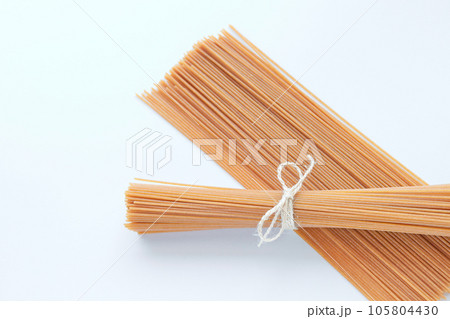 束ねた全粒粉パスタ/スパゲッティ(白背景) 束ねた全粒粉パスタ/スパゲッティ(白背景) 105804430