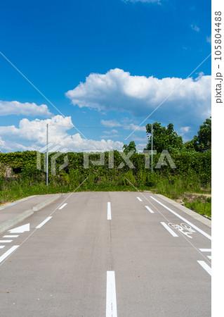 土地の収用ができず道路が寸断された未開通の道路|社会問題 土地の収用ができず道路が寸断された未開通の道路|社会問題 105804488