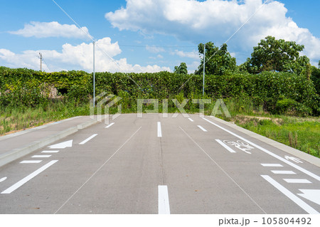 土地の収用ができず道路が寸断された未開通の道路｜社会問題 105804492