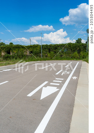 土地の収用ができず道路が寸断された未開通の道路|社会問題 土地の収用ができず道路が寸断された未開通の道路|社会問題 105804495