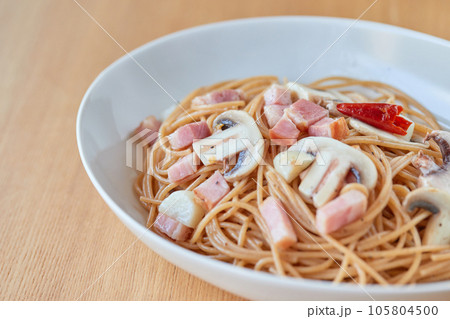 全粒粉パスタで作った家庭的で素朴なペペロンチーノ 全粒粉パスタで作った家庭的で素朴なペペロンチーノ 105804500