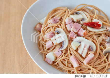 全粒粉パスタで作った素朴なペペロンチーノ 全粒粉パスタで作った素朴なペペロンチーノ 105804501
