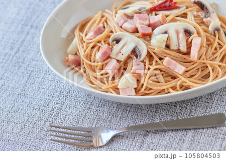 全粒粉パスタで作ったベーコンのペペロンチーノ 全粒粉パスタで作ったベーコンのペペロンチーノ 105804503