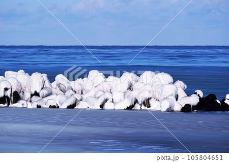 凍り付いたテトラポットとオホーツク海　北海道 105804651