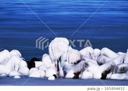 凍り付いたテトラポットとオホーツク海　北海道 105804652