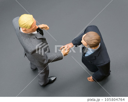 握手するビジネスマンフィギュア 握手するビジネスマンフィギュア 105804764