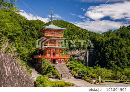 【熊野那智大社】三重塔と那智の滝 105804903