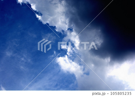 雲の空き間を抜けると向こうは青空 雲の空き間を抜けると向こうは青空 105805235