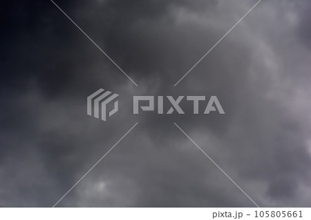 大雨が降りそうな暗い空と黒い雲 大雨が降りそうな暗い空と黒い雲 105805661